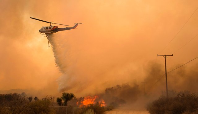 Dos bomberos resultaron heridos mientras trabajaban en las labores de extinción, pero pudieron volver a primera línea tras ser atendidos en un hospital local. AFP