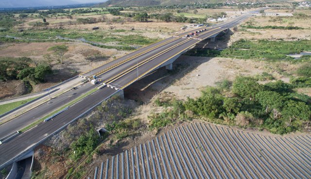 El puente binacional Tienditas tiene tres estructuras paralelas, una para peatones y dos para el paso vehicular, cada una de tres carriles. La Opinión