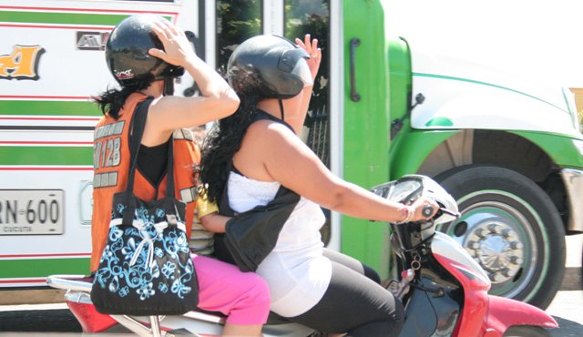 La costumbre de las damas de transportar hasta tres pasajeros en moto, incluidos niños, no se va a tolerar más en la ciudad, advirtió el comandante de Policía de Tránsito, mayor Félix Clavijo. Archivo La Opinión