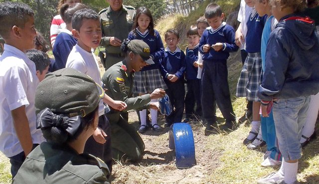 La teniente Johana Velasco y la patrullera Jessica Rentería, ayudaron a pintar las ruedas. Los niños fueron los más activos durante el embellecimiento de su escuela. Roberto Ospino