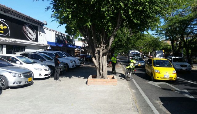 Todas las compraventas que funcionan en la Avenida Los Libertadores firmaron hace dos años pactos de compromiso para no invadir el espacio público. Cortesía