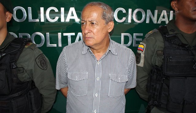 Los policías le encontraron dos paquetes rectangulares y embalados en cinta adhesiva. Policía