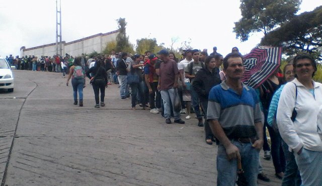 El incremento en el costo del pasaje ha incidido en la decisión de algunos compradores que prefieren hacer colas. Eilyn Cardozo