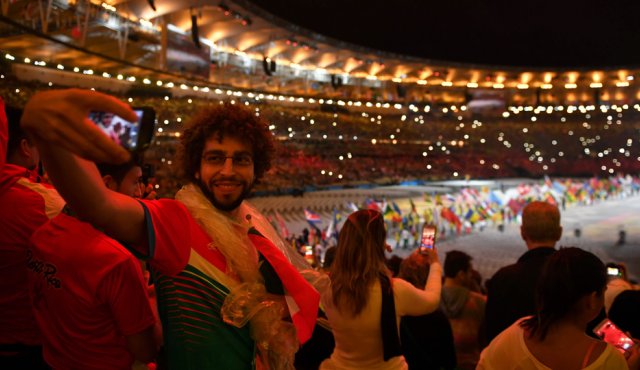 Un espectador tomándose una selfie en la clausura de los Juegos de Río 2016. AFP