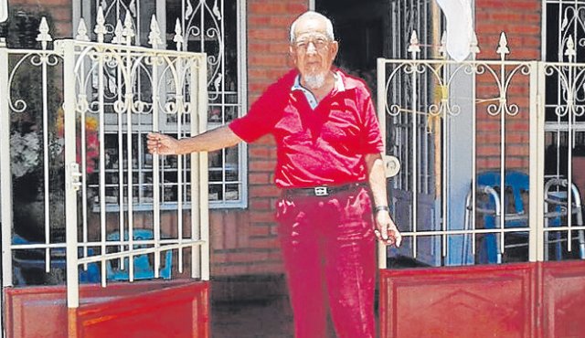 Víctor Castellanos, fundador de Los Comuneros, fue concejal de Cúcuta durante 8 años, y diputado en dos periodos. También, fue director nacional de Cooperativas y de Valorización. Actualmente, vive en Chinácota en el barrio Obrero. Leo Mantilla