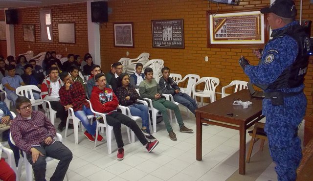 El dragoniante del Inpec, Yesid Morales, adelanta charlas contra el porte y distribución de drogas alucinógenas. Roberto Ospino
