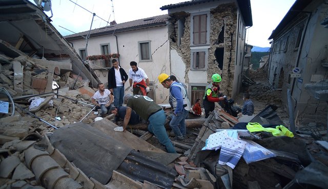 Al menos 38 personas murieron en el devastador sismo que sacudió la madrugada del miércoles dos regiones del centro de Italia. AFP