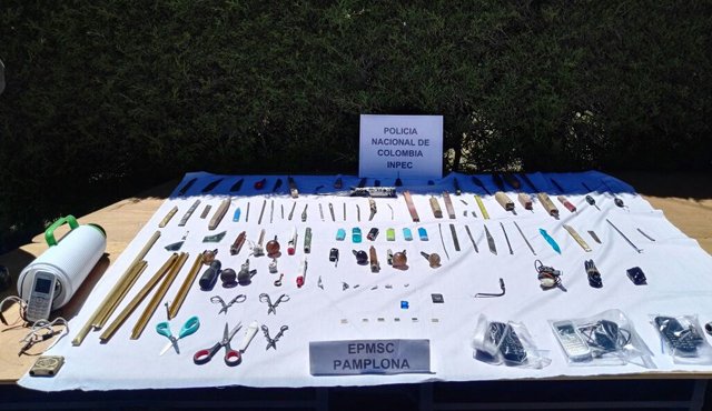 Al menos 63 armas blancas, cuatro celulares, cargadores, dos memorias, y seis tarjetas fueron incautadas Policía