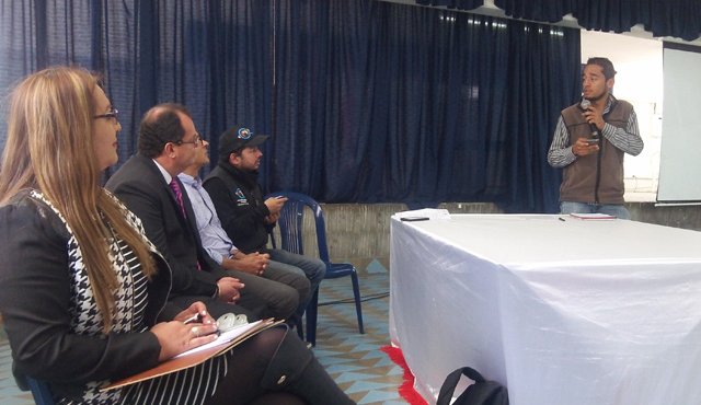 La inspectora de policía, Laura Rodríguez; el rector, Elio Serrano y el personero, Richard Parada, orientaron la reunión con los estudiantes. Roberto Ospino