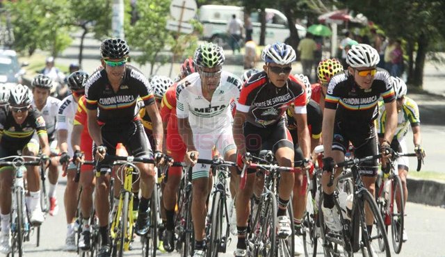 El ciclista cucuteño Alcides Espinel (al frente), con algo de experiencia en la pasada Vuelta de la Juventud, espera mostrarse más y buscar ser fichado por alguno de los equipos de marca del ciclismo colombiano. Archivo Particular