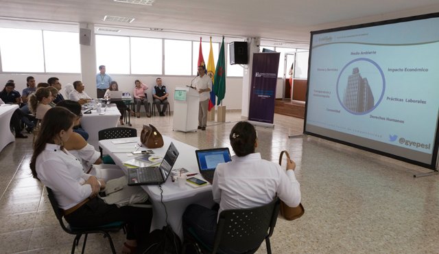 Gustavo Yepes, profesor de la Universidad Externado de Colombia, fue el conferencista invitado al Encuentro Empresarial para la Productividad, que se cumplió ayer en la Universidad Simón Bolívar. Juan Pablo Cohen