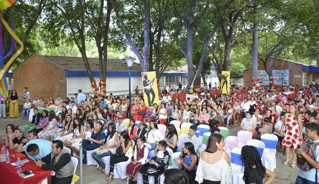 Quienes han ganado en ediciones anteriores han participado en concursos de canto nacionales. Juan Pablo Bayona