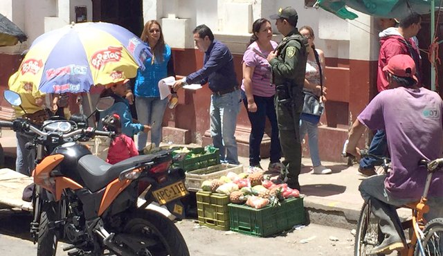 Los controles se hacen durante el día, en cumplimiento de una acción de tutela que obliga a mantener libre el espacio público. Roberto Ospino