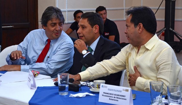 El presidente del Senado, Mauricio Lizcano (centro), estuvo ayer en Cúcuta para participar del foro sobre la frontera y ayudar a impulsar el ‘Sí’. Rodrigo Sandoval