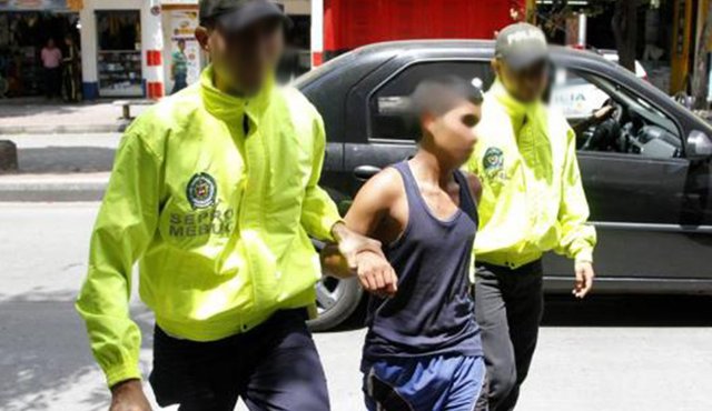 La Fiscalía le imputó los delitos de acceso carnal violento con menor de 14 años y homicidio agravado en grado de tentativa. El juez le dictó medida de internamiento en Hogares Claret, en Piedecuesta. Colprensa