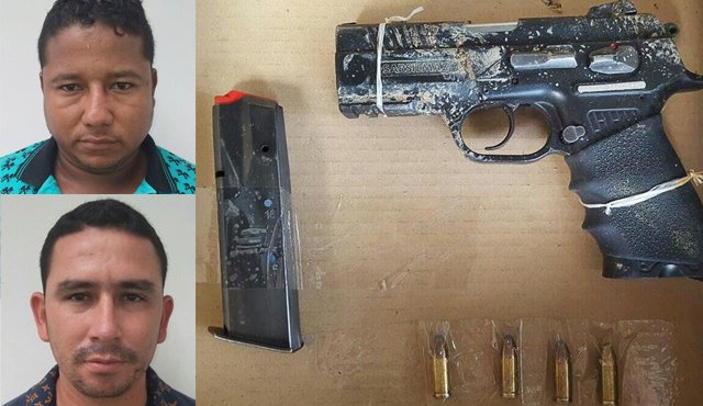 José Bienvenido Atencio Avendaño (arriba) y Carlos Uriel Quintero Rodríguez (abajo). En la imagen también está el arma incautada con cuatro cartuchos y un proveedor. Archivo
