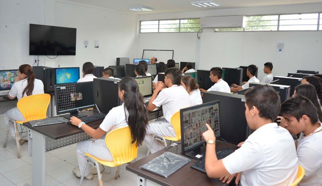 Las clases en las aulas virtuales y los jóvenes disfrutan de esta modalidad. Edinsson Figueroa