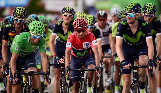 Chris Froome, campeón del Tour de Francia, se mantuvo a 54 segundos del colombiano Nairo Quintana (centro). AP