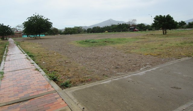 Colindando con la zona deportiva de Niza y la Avenida del Río también hay otra zona de cesión que integra la lista de 96 que iba a ser puestas en venta por el municipio. La Opinión