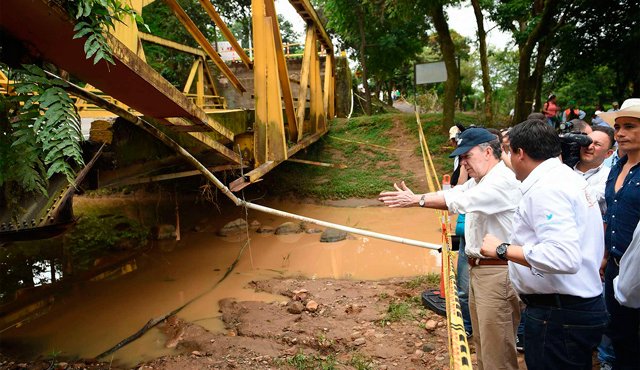 El Presidente durante su visita de este domingo a Casanare, donde supervisó las obras para reabrir el paso por la carretera principal del departamento. Presidencia