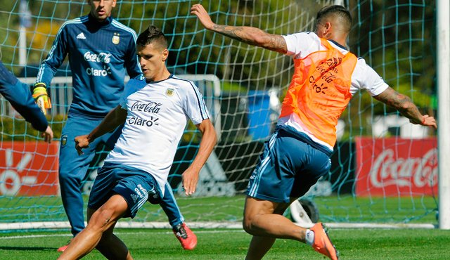 El mediapunta de Tottenham de Inglaterra, Erik Lamela, es el más opcionado para suplir la ausencia de Messi. Archivo