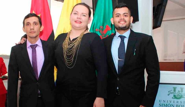 Los alumnos Villamizar y Ruiz junto a su tutora Kristel Karem García. Cortesía