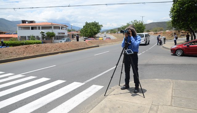 Con este detector móvil se determinará la velocidad a la que transita un vehículo por la avenida principal. Rodrigo Sandoval