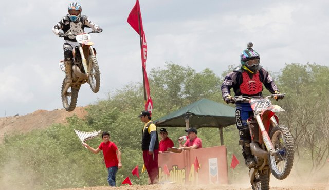 En la categoría MX2 los santandereanos Alex Plata y Robert Plata brindaron un gran espectáculo. Alfredo Estévez