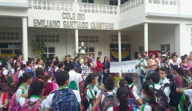 Los estudiantes se niegan A entrar a las aulas de clase hasta que no se haya asignado los nuevos docentes Daicy Echeverry