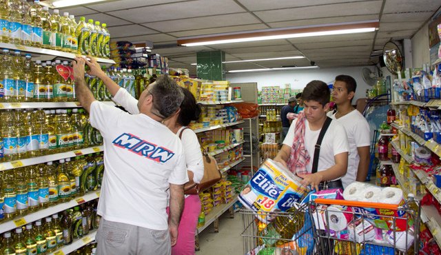 Las ventas de los productos de la canasta básica, especialmente arroz, harina, leche en polvo y papel higiénico repuntaron en el último mes. Archivo