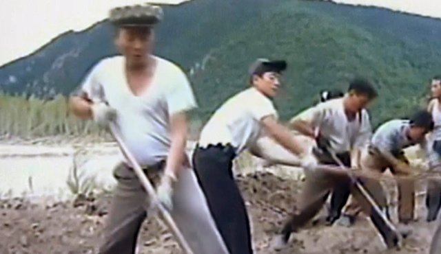 Imagen tomada de un video distribuido este lunes por la televisora norcoreana KRT de trabajadores norcoreanos erigiendo un dique junto a un río ante el riesgo de crecidas. AP