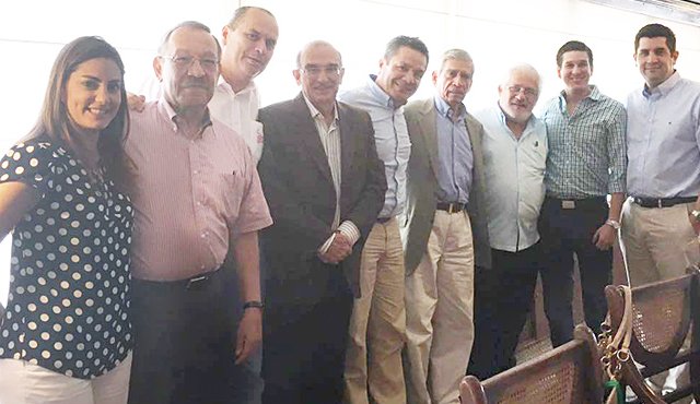 Estefanía Colmenares, Iván Vila Casado, Carlos Luna, Humberto de la Calle, Alexander Infante, general Jorge Enrique Mora, Manuel Waldo Carrero, Álvaro Andrés Salgar y David Ararat. Cortesía