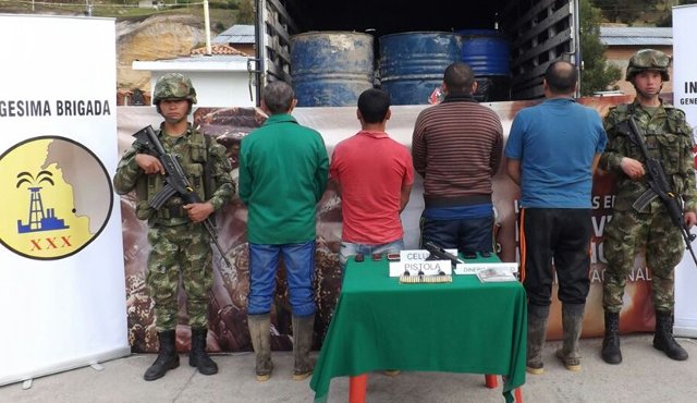 Los arrestados tenían un arma, 26 cartuchos, tres proveedores y ocho equipos de telefonía celular. Ejército Nacional