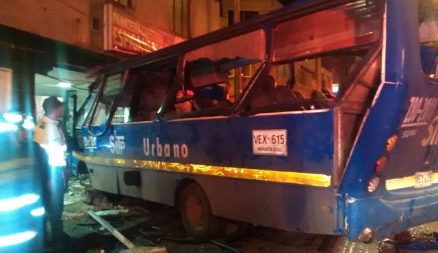 Según las autoridades, el conductor quedó atrapado dentro del vehículo. Twitter