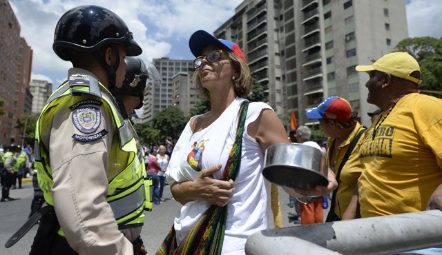 La protesta opositora fue bautizada "cumbre del pueblo contra el hambre y por el revocatorio", en alusión a la Cumbre de Países No Alineados (NOAL) que se desarrolla en la Isla Margarita, en el Caribe. AFP
