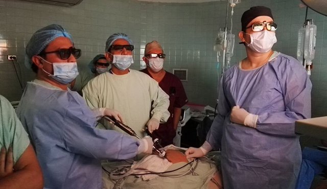 El cirujano Hender Hernández aseguró que gracias a la tecnología 3D las cirugías se realizan más rápido. Cortesía