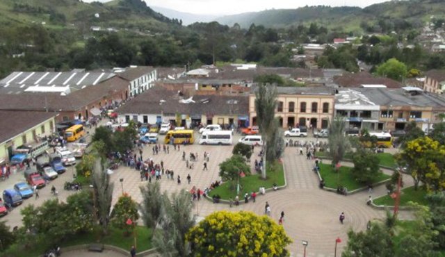 El hecho ocurrió en la vereda Valle Nuevo. Primero, agredieron con machete a las dos personas que señalaron como los sicarios y luego les prendieron candela. Colprensa