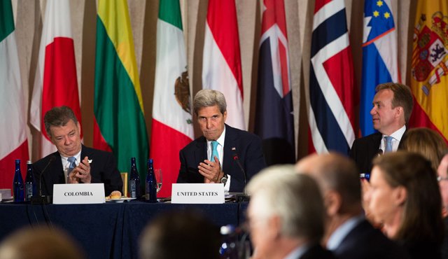 El secretario de Estado estadounidense John Kerry (centro) y el presidente Juan Manuel Santos (izquierda) durante la reunión en Nueva York. AP