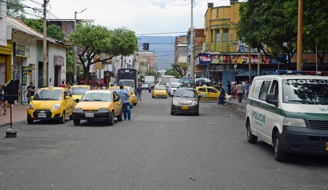 En la avenida 8 con calle octava, parque Mercedes Ábrego, los taxistas se estacionan en dos y hasta tres cuartas partes de la calzada, ocasionando traumas en la movilidad sin que nadie les diga nada. Rodrigo Sandoval