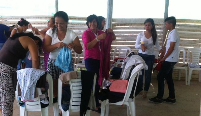 Las familias de San Jerónimo escogieron las prendas de vestir que más les gustaron y salieron agradecidas con la iniciativa de la Fundación Ángeles Unidos y la naciente Fundación Rana de Colores. Cortesía