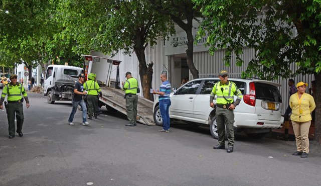 La Policía de Tránsito insistió ayer en que cada vez los controles para poner en cintura a los conductores que estacionan en sitios prohibidos serán más fuertes, sobre todo en el centro. Rodrigo Sandoval