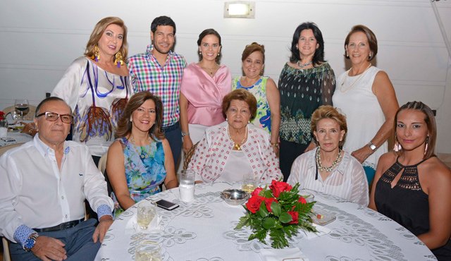 Yolanda Rey de Colmenares, Gustavo José Cabrales Hernández, María Ximena Vargas Moreno, Nancy Moreno de Vargas, Nela Hernández y Norma Hernández. Sentados: Gustavo Cabrales, Adriana Hernández de Cabrales, Chepa de Hernández, Marielly de Urbina y María del Mar Hernández. Edinsson Figueroa