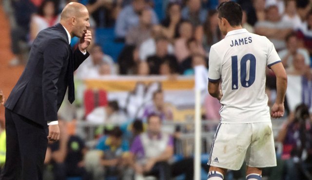 James Rodríguez dialoga con Zinedine Zidane. AFP