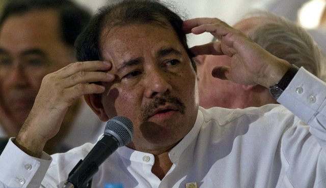 La actuación de la justicia permitió a Ortega consolidar su ventaja con un 65% de intención de voto, según una encuesta de la empresa M&R, frente a cinco pequeños partidos que en conjunto no superan el 4 % de respaldo popular. AFP