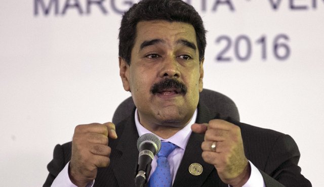 Tras quedar con pocas posibilidades de realizar este año el referendo revocatorio del mandato del presidente Nicolás Maduro, la oposición venezolana definirá el jueves si sigue adelante con la consulta o apela a otras vías constitucionales. AP