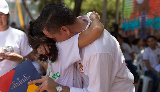 Como Marta y Miguel fueron decenas las personas que ayer decidieron darse un abrazo en señal de que están dispuestos a perdonar y reconciliarse. Juan Pablo Cohen