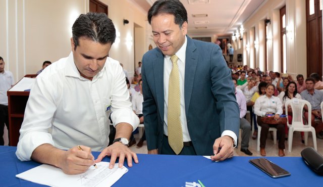 Luis Augusto Posada, presidente nacional del FNA y el gobernador de Norte de Santander, William Villamizar Laguado, firmaron un convenio para impulsar la construcción de proyectos de vivienda. Cortesía