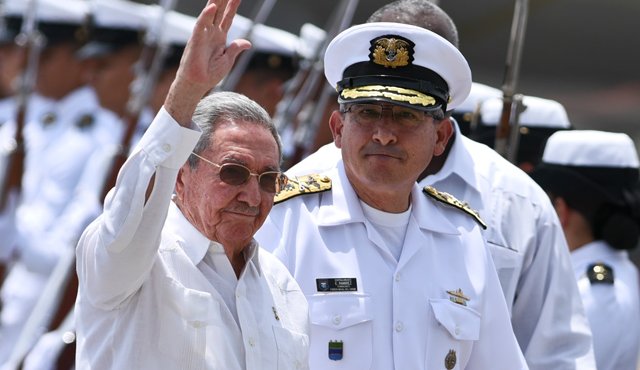Con la mano levantada a la prensa que lo esperaba en la terminal aérea, el líder cubano, que no dio declaraciones, abordó un automóvil que lo recogió en la pista. AFP