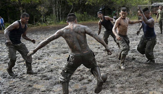 Guerrilleros de las Farc disputan un partido de fútbol en un campamento al sur de Colombia. AFP