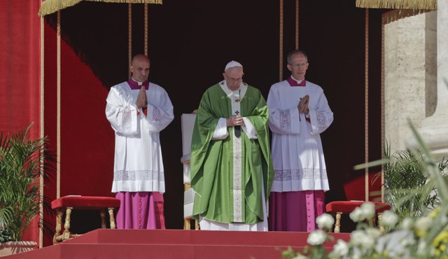 El coche que el papa utilizó para ir de Cracovia al santuario Jasna Gora en Czestochowa suscita más interés entre los compradores en línea. AP
